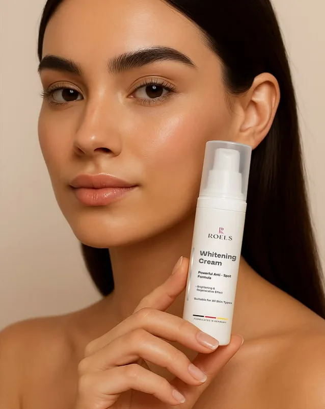ROELS Whitening Cream ile cilt bakımı yapan model